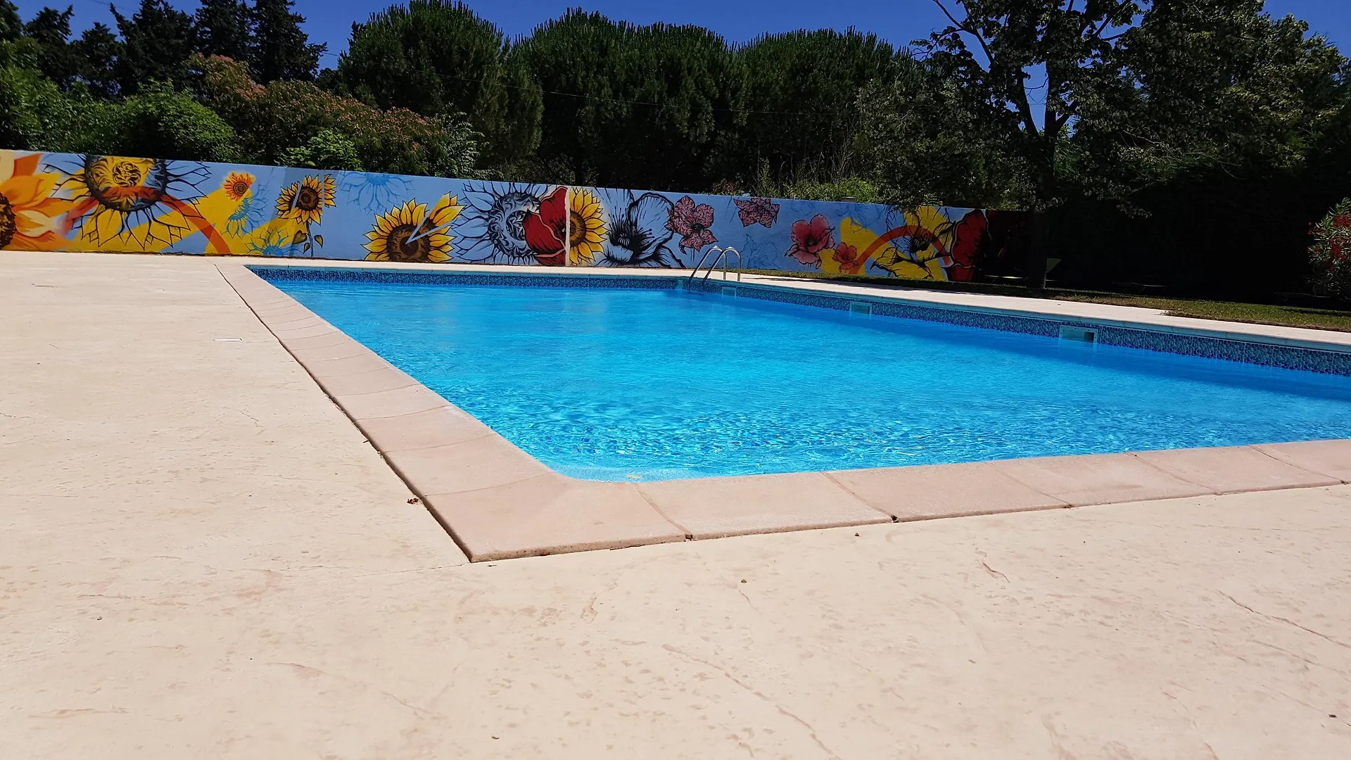 ***  Logis Hotel La Ferme Avignon France